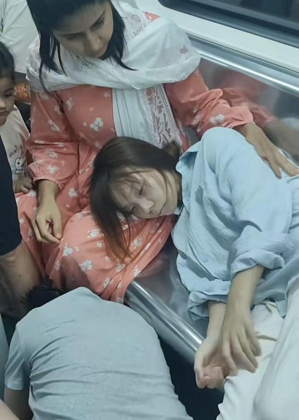汇巨福配资 成都地铁一女子突然晕倒，外国小姐姐放下孩子让她躺在自己腿上，拍摄者：那一刻真感动